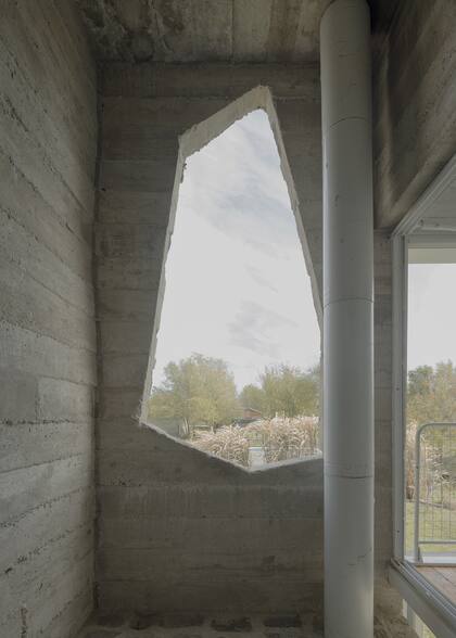 Por el entrepiso se accede a este espacio despojado, atravesado por la ventilación del asador y separado de la escalera por un vidrio fijo. Arriba está el sector técnico, con el tanque de agua y las unidades exteriores de los aires acondicionados.