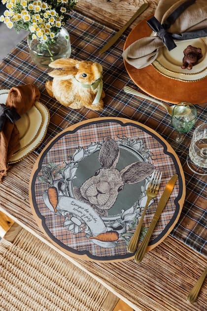 Una de las propuestas de la marca: packs de papel para vestir la mesa en Pascua con una paleta cálida y otoñal en tonos tierra y verdes.