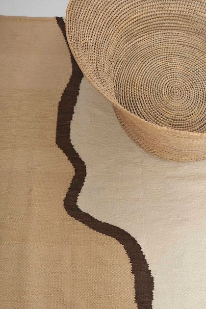 Entre sus productos, tienen alfombras como el modelo Araucaria, hechos en 100% lana de oveja.