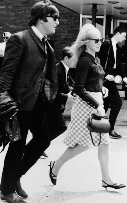 Foto del 2 de julio de 1964: Lennon y Cynthia llegaban a Londres tras la gira de Los Beatles por Australia y Nueva Zelanda