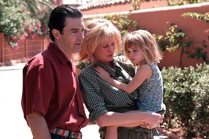 Foto del 2000 del actor Antonio Banderas, su mujer la actriz estadounidense Melanie Griffith y su hija Stella María del Carmen, delante de su casa de Marbella