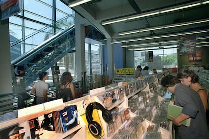 Foto del 27 de diciembre de 1999: el edificio de Tower Records, en Cabildo y Juramento, era la gran atracción del momento