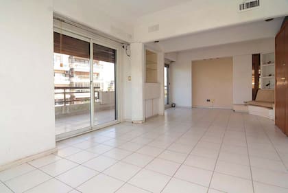 En los pisos, un cambio cálido y abismal de los cerámicos a la madera de viraró (Pisos Eternos).