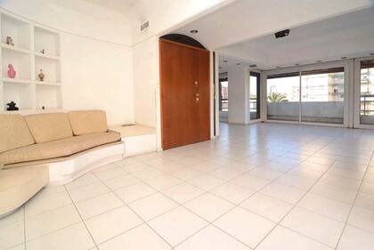 El sillón de mampostería que estaba en el living, tan típico de los 80, ya no está más.