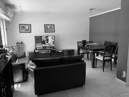 El living tenía muebles pesados y piso con baldosas.