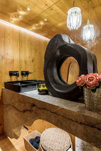 En el baño princilal en suite, espejo de madera quemada (Enigma)