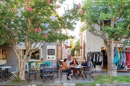 Las mujeres del Boulevard compartiendo inspiración y cafés: Analía Brown, de Mala Prensa; Silvina Maciel, a cargo de las lecturas en Refugio Literario y Ana Markarian, de Locas por los Trapos.