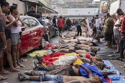 Foto del brasileño Eugenio Anizelli sobre la sangrienta operación policial masiva contra el grupo criminal Comando Vermelho en las favelas Complexo do Alemão y Penha de Río de Janeiro