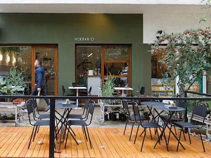 Tiene un deck en el que, si hay sol o la temperatura sube, se pueden disfrutar las propuestas del lugar.