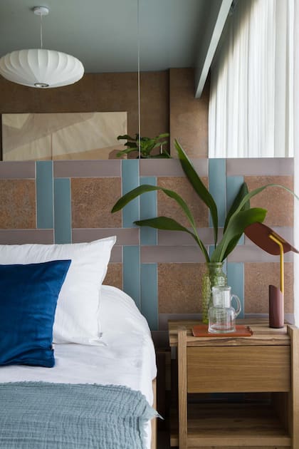 Lámpara de escritorio “Nes” (lanzamiento reciente de Par en Par). Colgante (Lumishop).