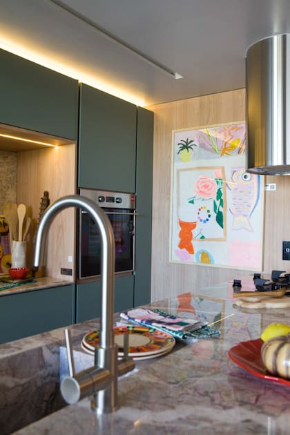 Isla en mármol "Fior di Pesco" de De Stefano realizada por Marmolería Antonio Bacarelli. Mueble en melamina "Jade" de FaPlac, hecho por Moi Muebles. Horno (Teka). Grifería (FV).