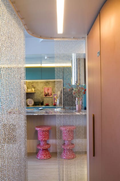 Acompañamiento lineal. Una garganta con LED marca el recorrido que une el área social con el baño y el dormitorio.