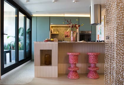 Piso en porcelanato “Cesky Ivory” tipo terrazo de 80x80; barra revestida en cerámicos “Flow” (todo San Lorenzo Design). Baquetas (Par en Par).