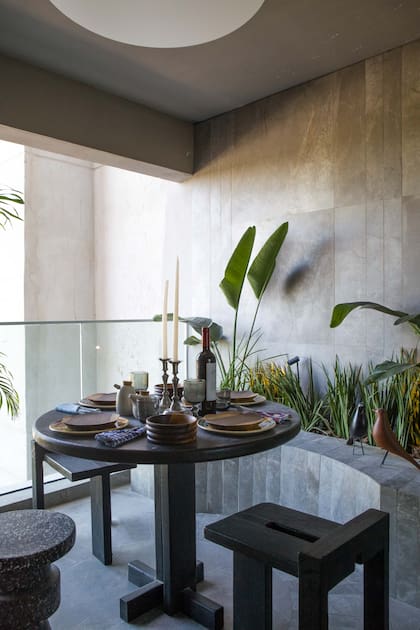 El piso es satinado y antideslizante en “Pietra Nocturna Grey” (San Lorenzo Design). Luz en cielorraso (Lumishop). Con plantas de Faitful, el paisajismo fue diseñado por Jardín de la Gospa.