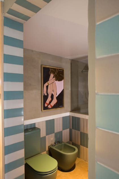 Mamparas (JM Cristales). Sanitarios en verde (Ferrum). Obra "Zapatos rojos", de Camila Desimone (Diderot.Art).