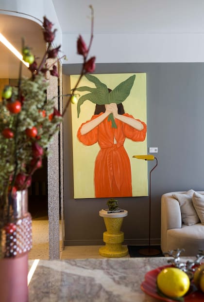 Obra “Carrot”, de Sofía Ferreira (Diderot.art). Lámpara “ITA” de pie y tótem amarillo “Ronda” (Par en Par). Arreglo (Compañía de Flores).