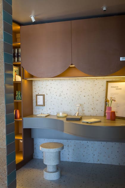 El mueble es de melamina terracota (FaPlac), ejecutado por Moi Muebles. La pared y el del escritorio son en porcelanato “Cesky Ivory” tipo terrazo (San Lorenzo Design), el mismo que vimos en la cocina.