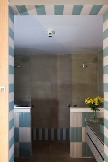 Piedra “Ceppo Di Gre” (Marmolería Antonio Baccarelli) en mueble (Moi Muebles).