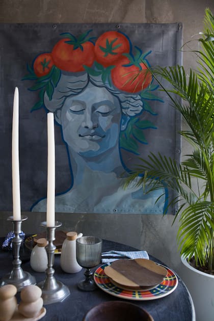 Como un David culinario, “Busto”, de Sofía Ferreira (Diderot.Art), protagoniza la escena. Platos de cerámica y madera, y servilletas (Par en Par). Resto de la vajilla (Retoño Deco).