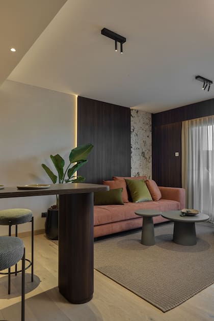 La iluminación con cintas led en paredes, cortinas y la garganta del cielo raso potencian las líneas del ambiente y les dan profundidad.