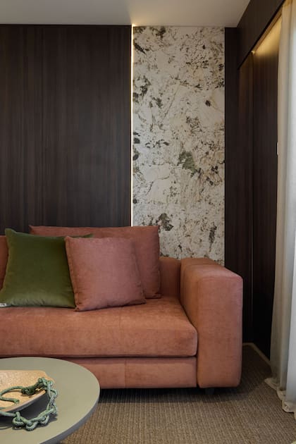 Sofá (Thais Casa). Alfombra (Rugit). El diseño de iluminación fue realizado por TZK.