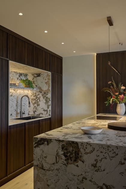 Mesada y nicho ejecutados por marmolería United Stone. Grifería (FV). Artefactos de iluminación (IDEA).