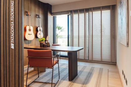 Obra sin título de Leonardo Aguirre Di Matteo (Diderot.art). Carpinterías (Casa Leiro). Alfombra (Rugit).