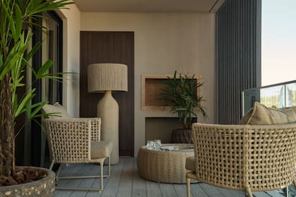 El paisajismo estuvo a cargo de Polen Urbano. Piso de madera (Patagonia Flooring). Macetas (Durban).