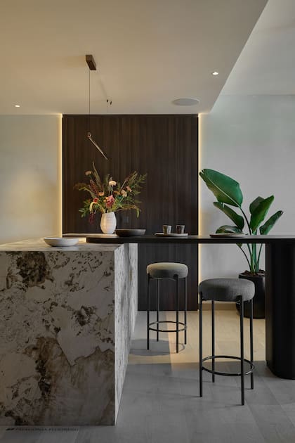 Las banquetas, como todo el mobiliario interior, fue desarrollado especialmente para el proyecto de Halesa Estudio por Thais Casa.