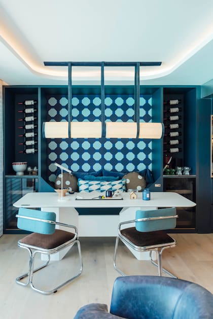 Colchoneta y almohadones en distintos géneros y tamaños (Estudio Leti Rocco). Cava (CavaCrux). Sillas 'Cesca' vintage, recicladas y retapizadas con géneros de Churba.