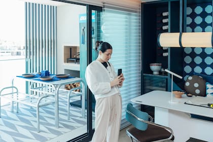 En el balcón, una mesa de aluminio increiblemente livinana (Mike) y herramientas (Duroll).