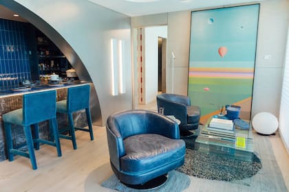 Obra "Camino", de Federico Carbia (Diderot.art). Sillones giratorios de cuero azul (Estudio Leti Rocco). Mesa baja de Mike, un diseño exclusivo para “Vértice”.