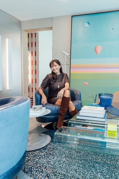 La alfombra fue diseñada especialmente para el espacio, un trabajo del Estudio con Suspiros del Monte. Velón (Voluspa)