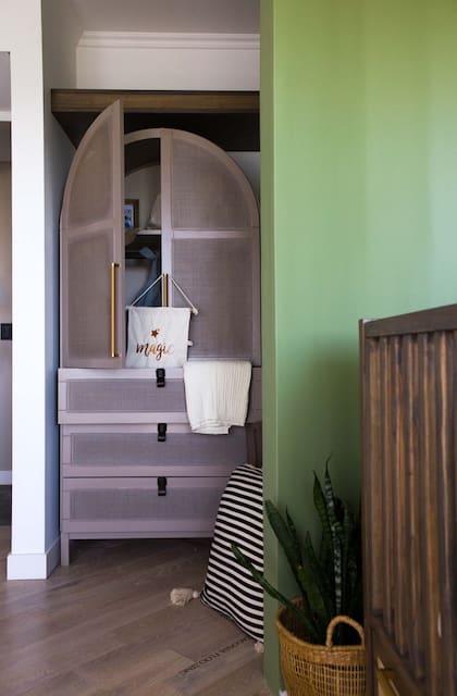 Acá se juega la apuesta de color, con paredes pintadas en verde (Colorín).