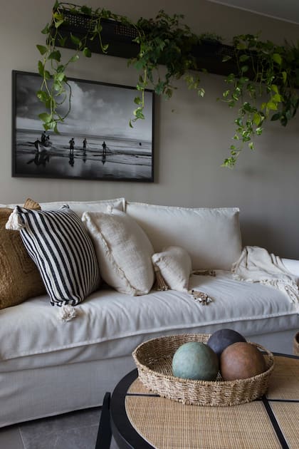 Como la dueña de casa necesita el contacto con la naturaleza, se colocaron potus colgantes sobre estantes en altura.