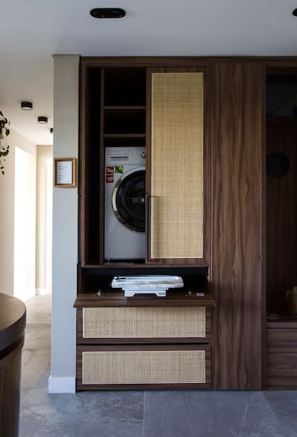 El mueble se hizo en melamina (Faplac) a la que se le sumó el material estrella del estudio: la esterilla.