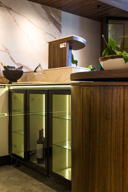 La superficie giratoria se hizo en Paraíso MDF enchapado con lustre poliuretano en color nogal.