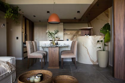 El piso general se revistió en “Pietra Nocturna Grey”, con terminación “Natural Feel Pro” (San Lorenzo Design).