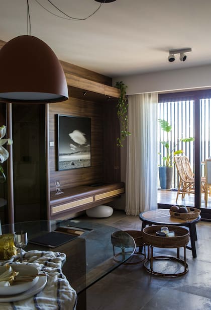 Lámpara colgante sobre la mesa (IDEA).