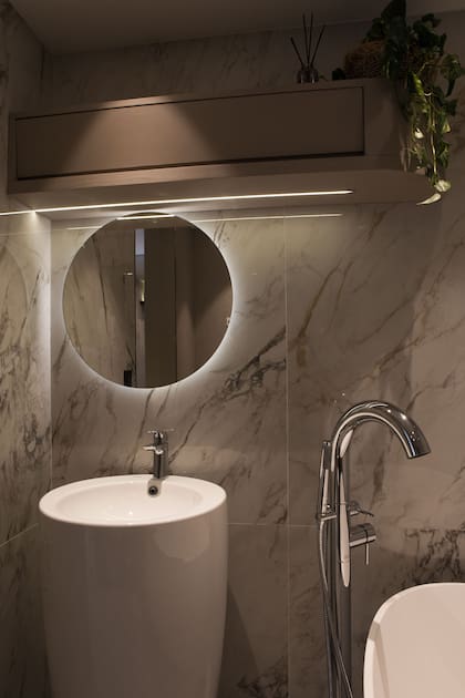 Espejo (Reflejar Espejos). Bañera “Khios” y lavatorio “Milos” (todo de Ferrum). Grifería “Epuyén” en cromo (FV).