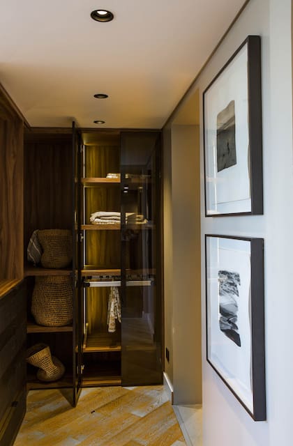 El Estudio equipó el departamento con un vestidor con puertas que permiten ver lo que hay en su interior.