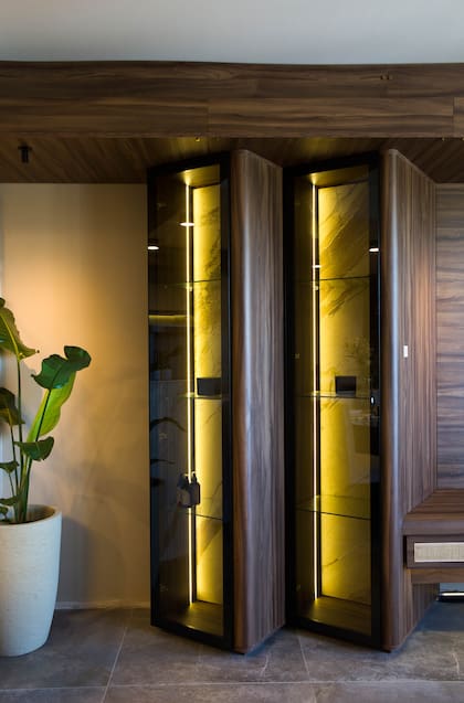 El cristalero se hizo en melamina “Nogal Terracota” (Faplac), con puertas de aluminio y vidrio (Mundo Cima) con interior iluminado con perfilería LED.