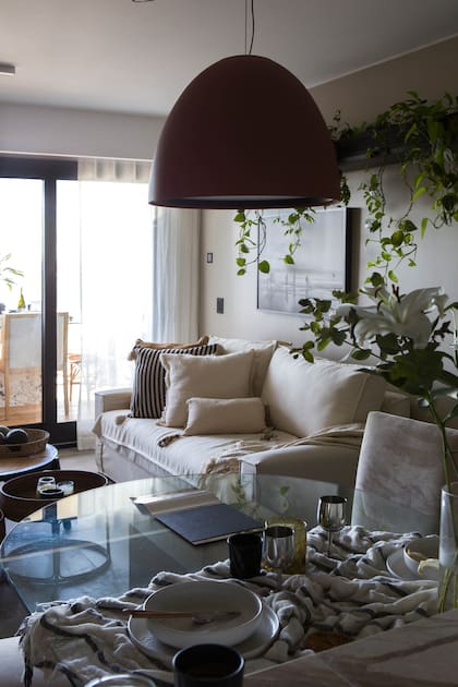 Se incorporó un cortinado tradicional en lino con cabezal sinusoidal, pensado para potenciar la luz natural y acompañar la estética fluida, liviana y en movimiento del espacio (Cerrini Cortinas).