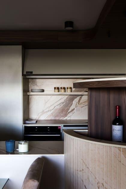 El dispositivo elevable se hizo en melamina diseño "Nogal Terracota", línea "Nature" (Faplac).