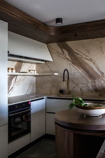 Mueble en melamina diseño “Ceniza”, línea “Lisos” (Faplac). Horno (Tekka). Mesada y alzada en Prima “Toscana Vena”.