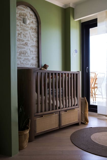 La cuna del cuarto pensado para el bebé incorpora cajones de guardado, recurso súper útil para tener todo lo que se necesita a mano.