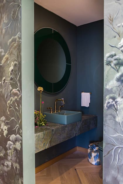 Obra escultórica de Sofía Galli (Diderot.art). Grifería (FV). La mesada se hizo en mármol “Emerald Green” (De Stefano). Espejo realizado artesanalmente por Franco Franceschini.