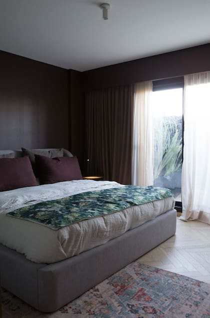 Ropa de cama y textiles (Casa Tarlo). Cortinas (Hunter Douglas). Este dormitorio tiene una combinación de colores chocolate y bordó (Colorín), de absoluta tendencia.