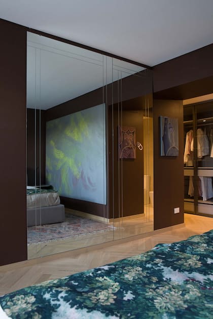 Alfombra (Marhaba). Piso de madera (Patagonia Flooring). Fabuloso espejo (Grabado Cristal).