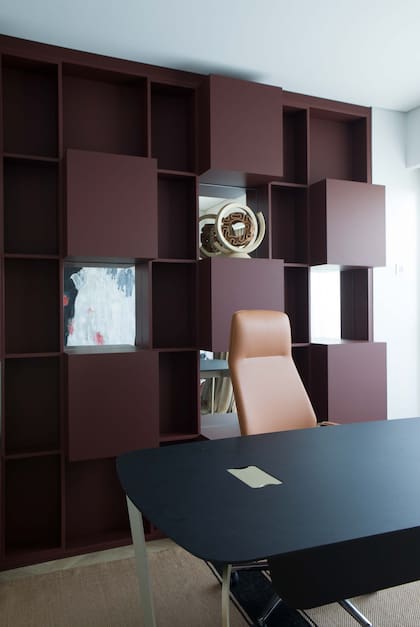 Mobiliario corporativo (Mobel Hause). Mueble bordó (Balunek).